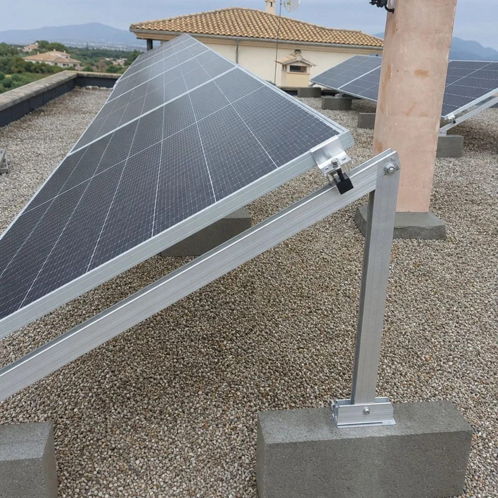 Estructura de aluminio inclinada para placas solares instalada sobre una cubierta plana en Alicante